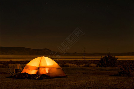 野外有照明帐篷的营地图片