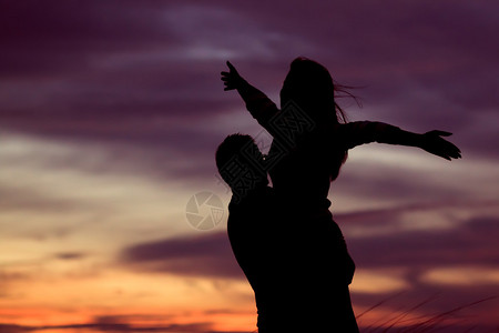 情侣与夕阳的浪漫场景图片