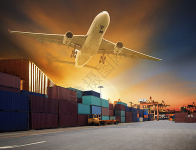 货机在集装箱码头和船舶港口上空飞行图片