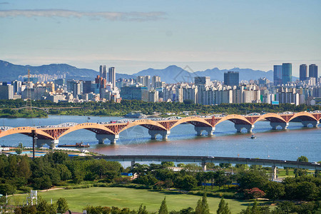 延崇高速首尔市风景汉江桥和延登坡Yeongdeungpogu大楼的Seo背景