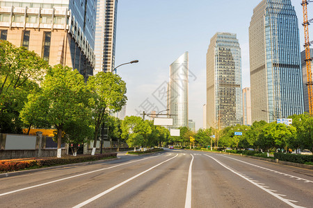 白天的际线城市道路和办公楼背景图片