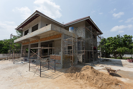 建筑工人用脚手架钢建造住宅建筑房屋图片