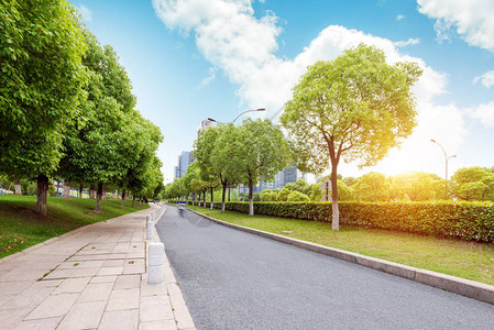 通向城市的阿斯法特公路背景图片