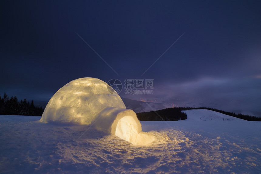 雪上冰雪和光线图片