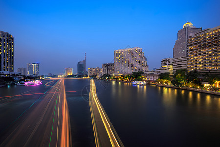 曼谷泰国黄昏时的ChaoP图片