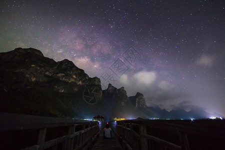 在黑暗的黑夜里在天背景图片