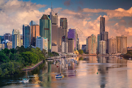 日出时澳大利亚布里斯班天际线的城市景观图像图片