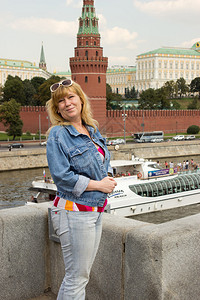 一名女在莫斯科克里姆林宫背图片