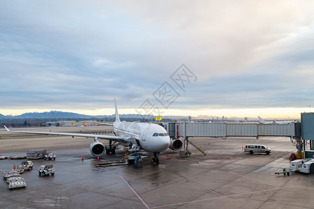 停机坪上的一架商用飞机在温哥华国际机场YVR登机口的客运图片