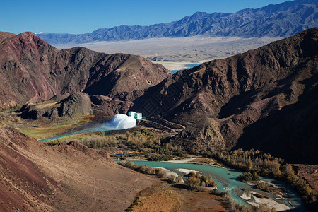 哈萨克斯坦Chilik山河上的Bart图片