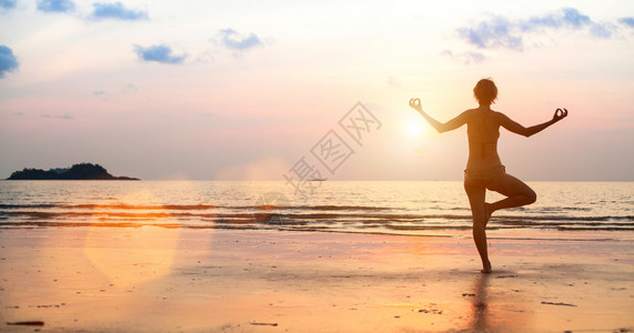日落时在海滩的瑜伽图片