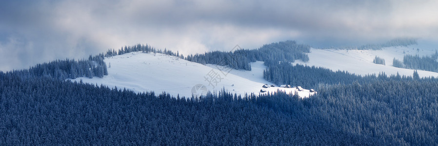 冬季风景山村的全景喀尔巴阡山脉图片
