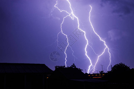 夜空闪烁的雷电暴时图片