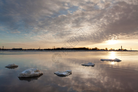 冬天的日落海与冰图片