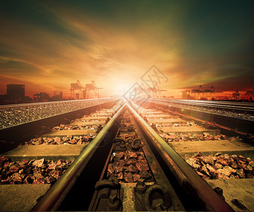 火车站铁路轨道的交界处与夕阳的美丽光线用于陆路运输和物流行业背景背景图片