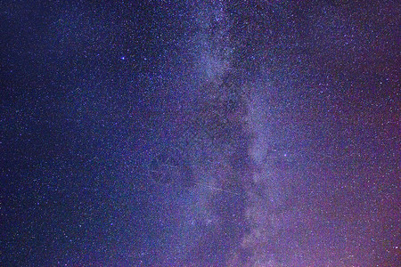 夜星空和星轨在城市街道上拍摄的照片背景图片