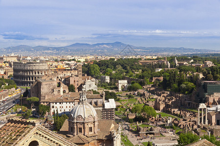 罗马城市景色与Colloseum和罗马论图片