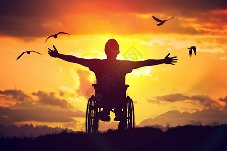 残疾男子有希望他坐在轮椅上在日图片