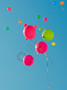 多色气球在天上飞背景图片