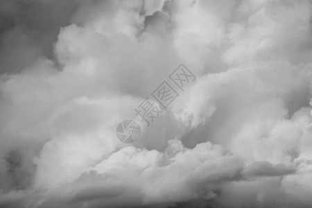 天空中灰色蓬松的云彩图片