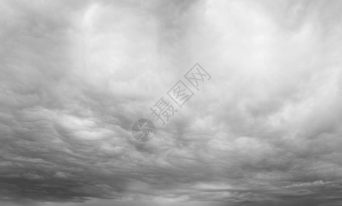 黑暗不祥的灰色风暴云戏剧天空图片