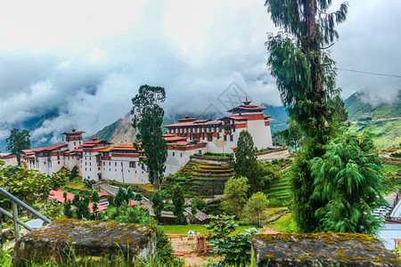 Dzong与雾山的景象图片