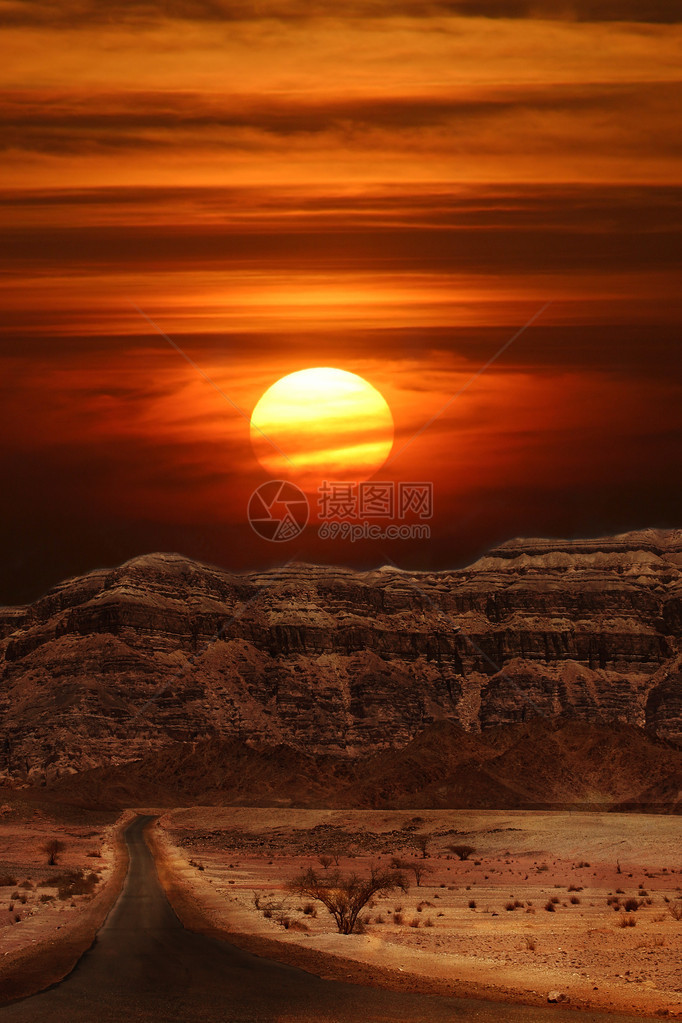 以色列阿拉瓦沙漠山上日落的垂直图景图片
