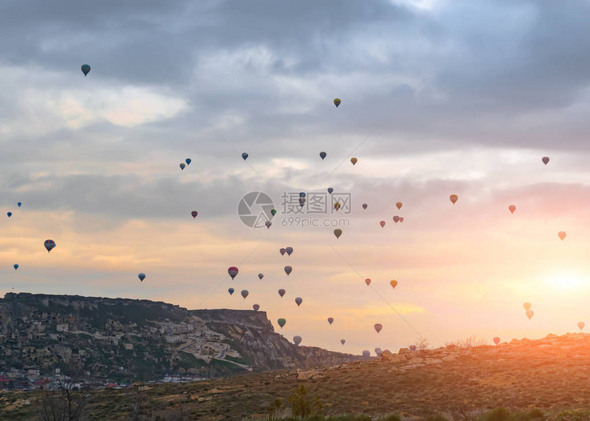 在日出背景的清晨升起一组气球图片