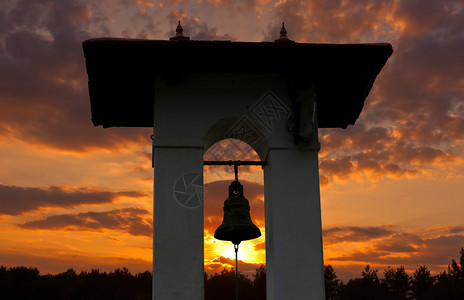 日落背景上的大钟图片