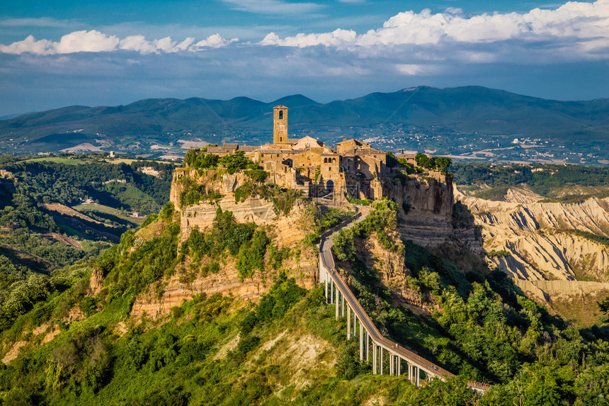 著名的CivitadiBagnoregio的美丽景象与蒂贝尔河谷在意大利拉齐图片