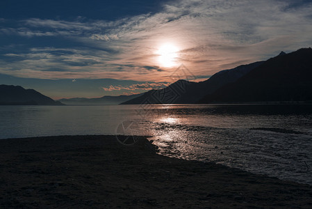 意大利Maccagno的Maggiore湖上的Silhouett图片