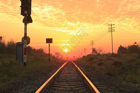 铁轨在火车上行驶以对抗美背景图片