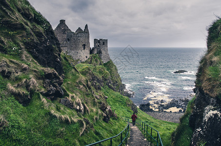 爱尔兰海岸的中世纪城堡图片