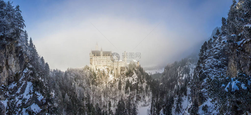 德国新天鹅堡多雪落基山脉城堡全景图片