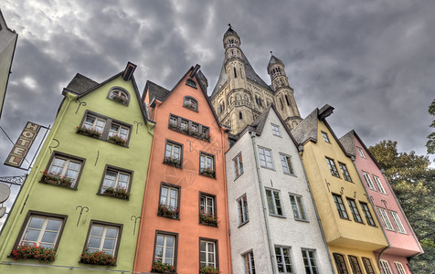 德国科隆Altstadt的多姿彩的历史德国房屋和大圣图片