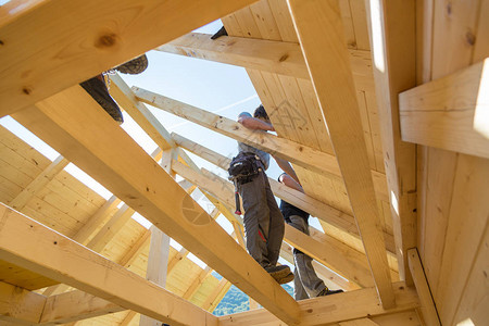 屋顶建筑商安装预制木屋顶建筑图片