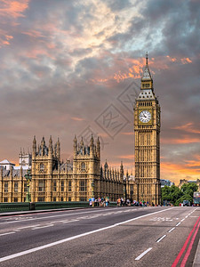 日落时伦敦威斯敏特桥的大本钟图片