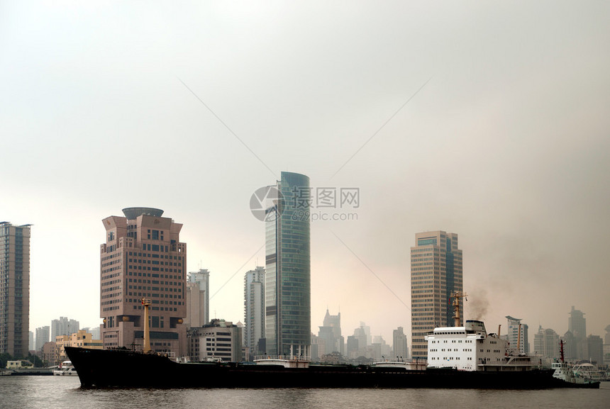 上海黄浦江中的大船从浦东一侧看图片