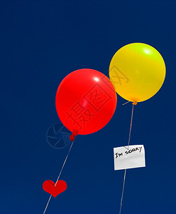 两个彩色气球的隐喻恋爱图片