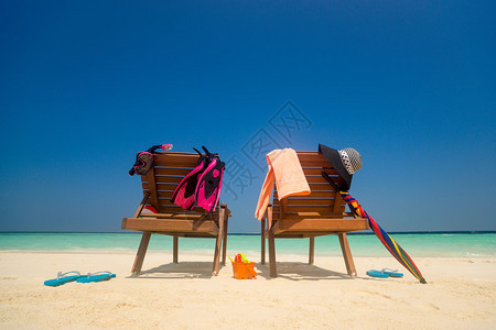 热带海滩上的沙滩躺椅图片