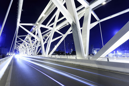 夜间空路地板的现代桥梁图片