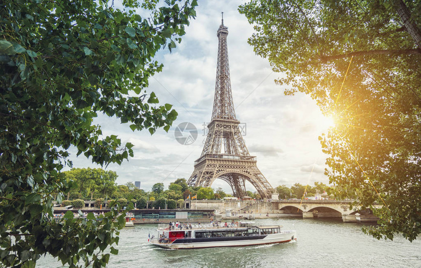 从塞纳河岸到埃菲尔塔的视野网站和杂志布局的理想位置EiffelTallin图片