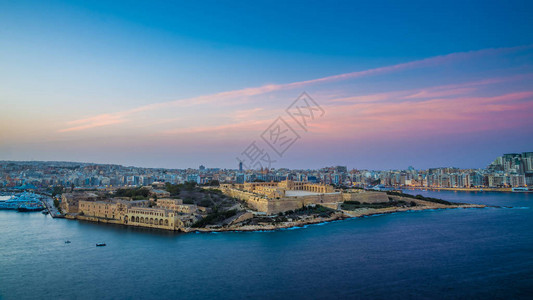 从马耳他首都瓦莱塔顶部的全景天际线景观图片