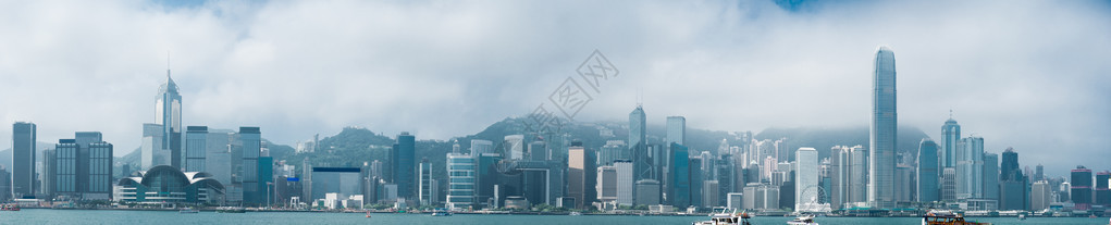 在维多利亚港的香港城市天际线全景图片