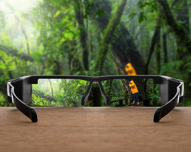 热带雨林的概念图像聚焦在眼镜片上图片