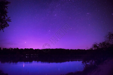 美丽的紫色夜空图片