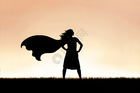 一个强壮的美丽的戴帽子的超级英雄女人的轮廓在天空背景的日落图片