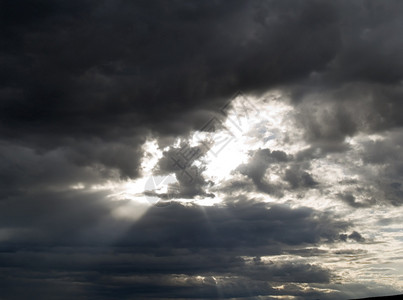 暴风雨云和阳光图片