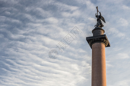 俄罗斯圣彼得堡市中心的纪念碑柱图片