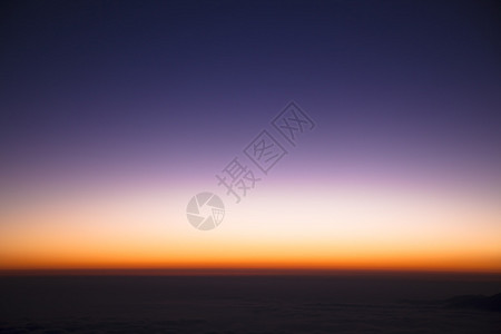 日出前的彩色天空图片